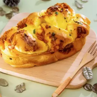 Bánh mì hoa cúc chà bông trứng muối - 59.000 ₫ tại Simple Cake - Ung Văn Khiêm