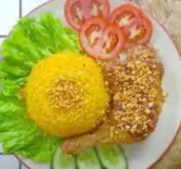 Cơm chiên má đùi gà mắm tỏi - 38.000 ₫ tại Cơm Gà Xối Mỡ Ba Ngon - Trần Bá Giao