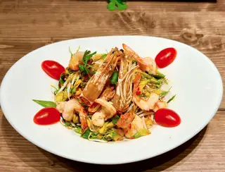 Hình ảnh Salad tôm sú bông điên điển