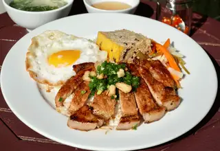 Cơm sườn chả ốp la - 57.000 ₫ tại Cơm Tấm Thi - Tôn Thất Thuyết