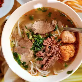 Bún bò nạm tái chả - 55.000 ₫ tại Bún Bò Huế & Cơm Trưa Chiều - Điện Biên Phủ