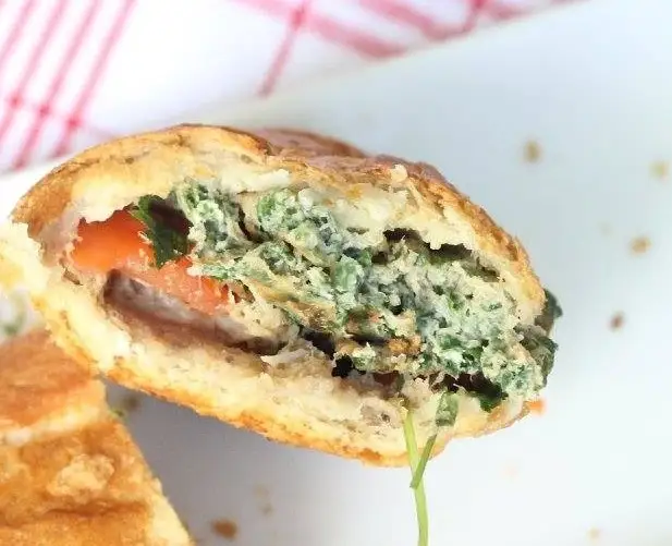 Hình ảnh Bánh mì trứng ngải cứu