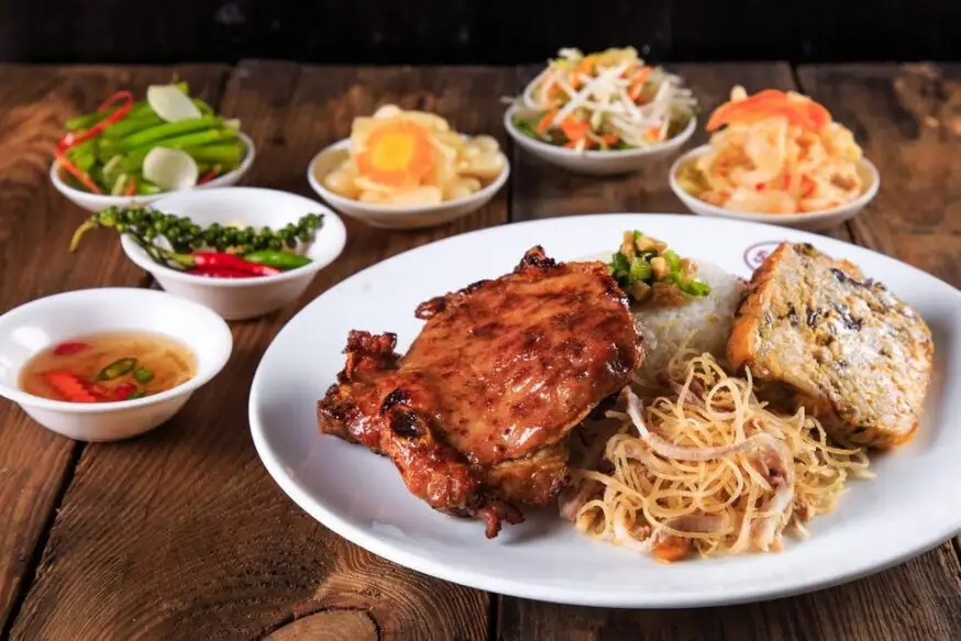 Cơm sườn bì chả - 65.000 ₫ tại Cơm Tấm Ông Chu - Nguyễn Tri Phương