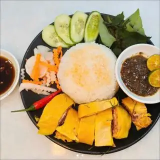 Hình ảnh Cơm gà ủ muối hấp nóng
