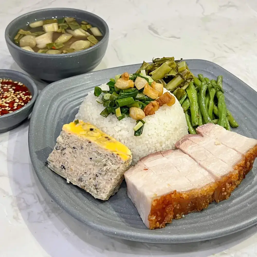 Hình ảnh Cơm heo quay chả trứng