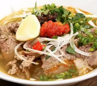 Bún bò tái - 55.000 ₫ tại Bún Bò Cô Tiên - Bùi Viện