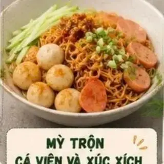 Mì trứng trộn cá viên và xúc xích - 55.000 ₫ tại Bếp Văn Phòng Q10 - Tô Hiến Thành
