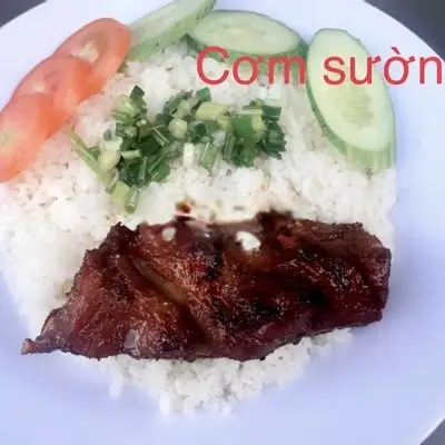 Cơm tấm sườn non nướng - 57.000 ₫ tại Cơm Tấm Huyền Bình Lợi - Nơ Trang Long