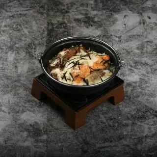 Hình ảnh Cơm Thố Bò & Cá Hồi Nướng Phô Mai