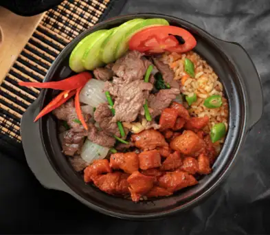 Cơm rang thố bò xào - xá xíu - 75.000 ₫ tại Cơm Rang Thố Long Hương - Đường Số 10