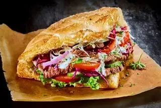 Bánh kebap tam giác đặc biệt - thêm thịt - 50.000 ₫ tại Bánh Mì Thổ Nhĩ Kỳ Cúc Em - Lê Quang Định
