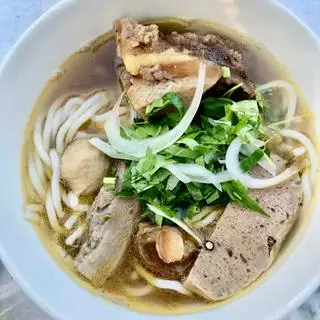 Hình ảnh Bún bò thập cẩm sườn