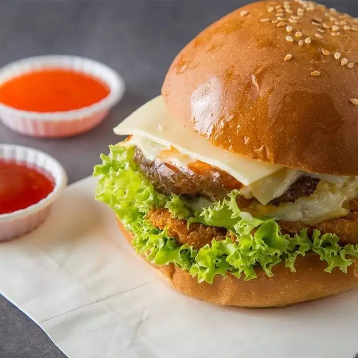 Burger bò trứng phô mai - 66.000 ₫ tại Sandwich - Hamburger Chía Núi - Trần Xuân Hoà