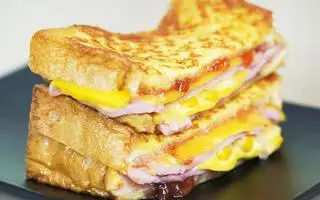 Sandwich thập cẩm trứng - 35.000 ₫ tại Bánh Mì Sandwich Hamburger Aloha 246 - Lạc Long Quân