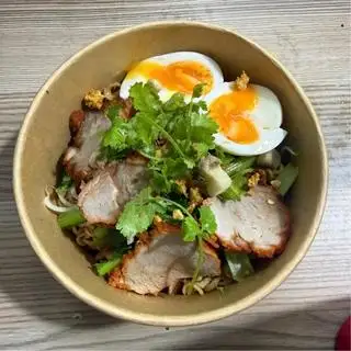 Hình ảnh Mì trộn xá xíu trứng lòng đào