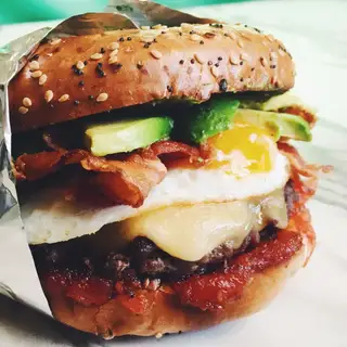 Hình ảnh Burger bò Úc bơ tươi
