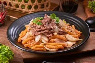 Nui xào bò - 68.000 ₫ tại Cơm Gà Xối Mỡ 142 - Lê Văn Duyệt
