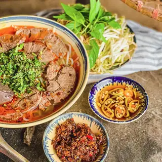 Bún bò nạm - 55.000 ₫ tại Bếp O Thanh - Bún Bò Huế - Út Tịch