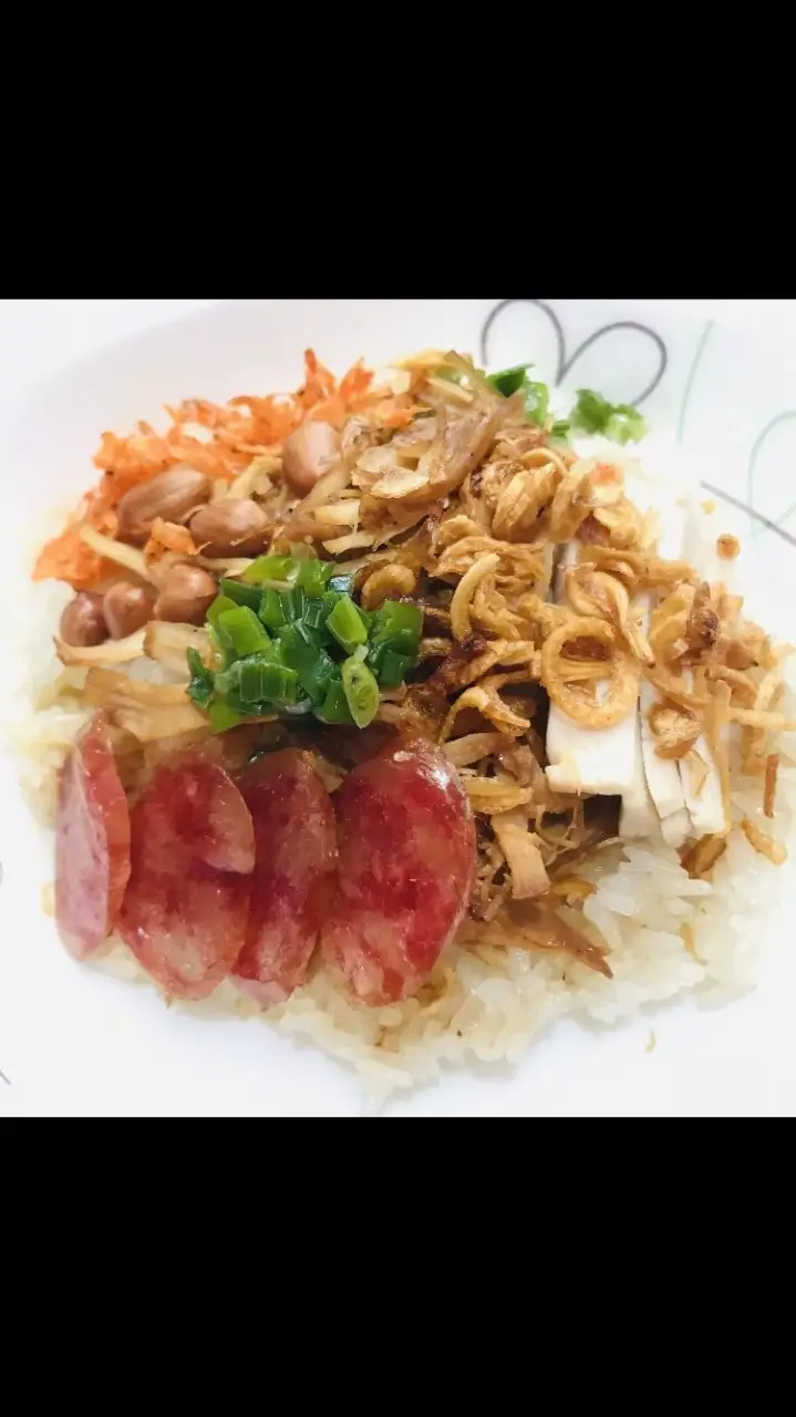 Xôi gà lạp xưởng - 30.000 ₫ tại Xôi Gà Cô Tý - Huỳnh Văn Bánh