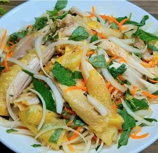 Hình ảnh Gà góc tư cánh xé bóp gỏi