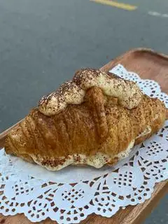 Bánh sừng trâu vị tiramisu - 85.000 ₫ tại EMME Coffee And Bakery - Pasteur