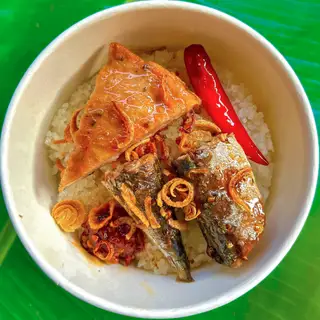 Xôi cá kho chả mỡ - 49.000 ₫ tại Dân Sinh - Bánh Mì Cá Kho - Điện Biên Phủ