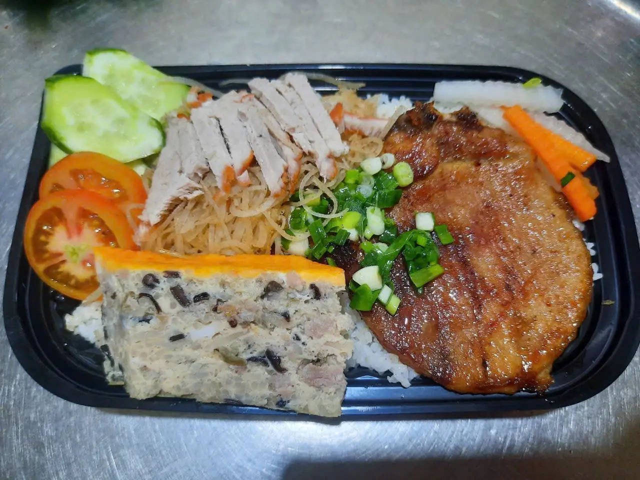 Cơm sườn bì chả trứng ( tặng canh ) - 55.000 ₫ tại Cô Thuỷ - Cơm Tấm & Bún Thịt Nướng - Nguyễn Hữu Cảnh