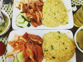 Hình ảnh Cơm gà xối mắm còn
