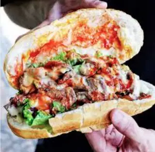Hình ảnh Bánh mì thịt bò áp chảo phô mai