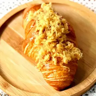 Soft Croissant with Salted Egg & Floss - 55.000 ₫ tại Early Morning Tea & Coffee - Hoa Phượng