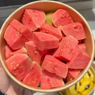 Ổi hồng - kèm muối tôm - 38.000 ₫ tại Habibi - The Phét Fruit - Bùi Đình Túy