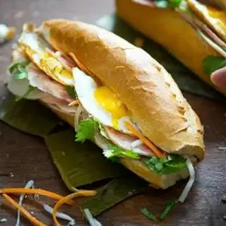 Bánh mì da gà chiên gà xé - 28.000 ₫ tại Hoa Hồng - Bánh Mì, Xôi & Bánh Bao - Nguyễn Thị Nhỏ