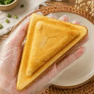 Hình ảnh Hotdog Tam Giác - 3 Topping