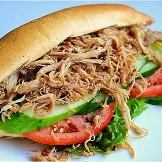 Hình ảnh Bánh mỳ gà xé cay