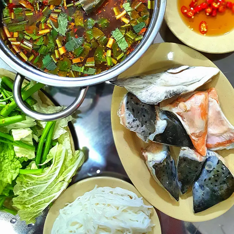 Lẩu đầu cá hồi - 100.000 ₫ tại Quán 107 - Lẩu Cá - Bùi Đình Túy