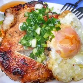 Hình ảnh Cơm tấm sườn nướng trứng