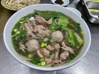 Phở tái bò viên - 80.000 ₫ tại Phở Bò Cầu Dừa - Bến Vân Đồn