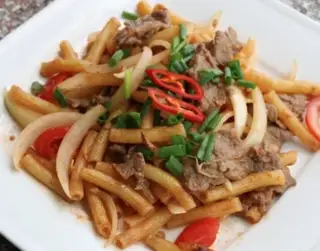 Nui xào bò - 50.000 ₫ tại Ngọc Minh Quán - Bánh Mì Chả Cá Nóng - Lê Quang Định