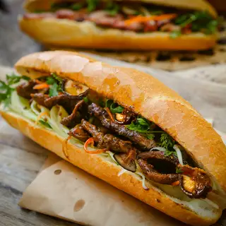 Bánh mì bò sốt nấm - 45.000 ₫ tại Bami Sot - Bánh Mì Đen - Nguyễn Thế Truyện