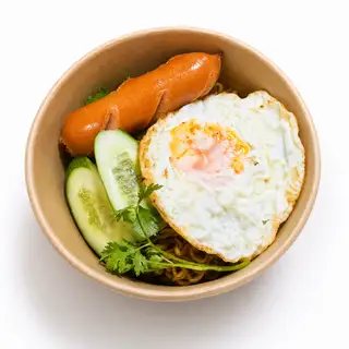 1 Mì trộn - 1 trứng ốp la - 1 xúc xích - 39.000 ₫ tại Ăn Vặt Tuyết Kim - Cách Mạng Tháng 8