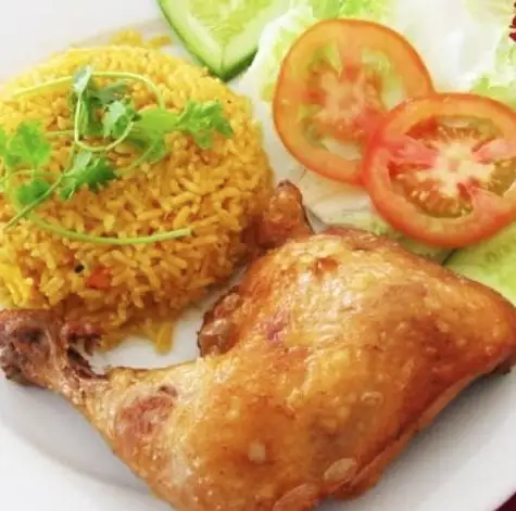 Triều Ký - Cơm Gà Xối Mỡ & Hủ Tiếu Xào - Nguyễn Oanh - Cơm/Cơm tấm gần bạn