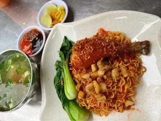 Hình ảnh Mì trộn muối ớt đùi gà sốt tỏi