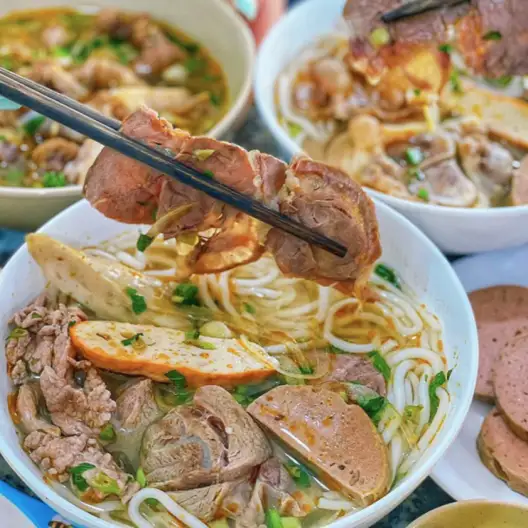 Hình ảnh Bún bò tái nạm chả
