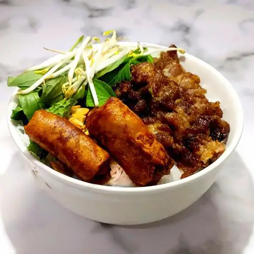 Bún thịt nướng - chả giò - 40.000 ₫ tại Tài Kí - Bún Thịt Nướng & Cơm Gà Xối Mỡ - Tạ Uyên