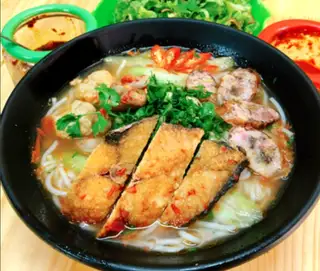 Hình ảnh Bánh đa đỏ cay thập cẩm