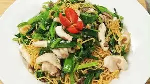 Hình ảnh Mì xào gà rau cải