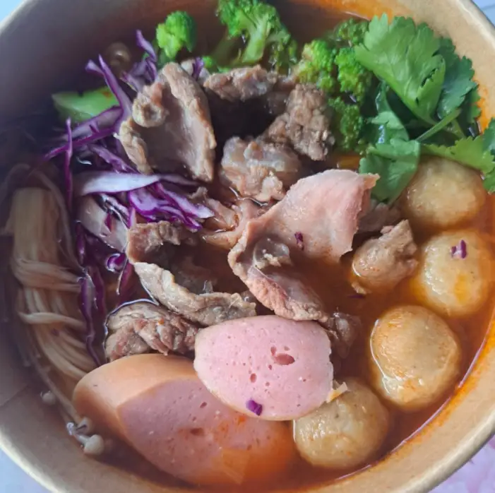 Mì cay bò kim chi - 67.000 ₫ tại Ngọc Tiên - Mì Cay & Ăn Vặt - Trịnh Đình Trọng