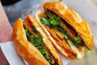 Bánh mì chả cá nóng - 32.000 ₫ tại Bánh Mì Hà Nội - Nguyễn Biểu