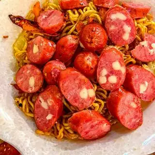 Hình ảnh Mì xào xúc xích phô mai