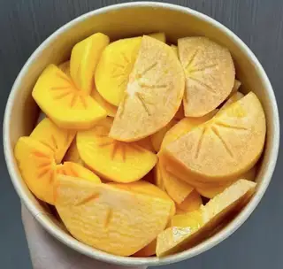Hồng giòn không hạt cắt sẵn - hộp 400g - 72.000 ₫ tại Heo Fruits - Trái Cây Cắt Sẵn & Nước Ép - Đoàn Văn Bơ